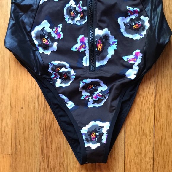 NWT T-VK One piece swim suit. Black/floral, M - Picture 4 of 8